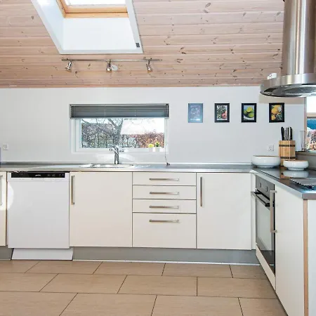Five-bedroom In 2 Ebeltoft