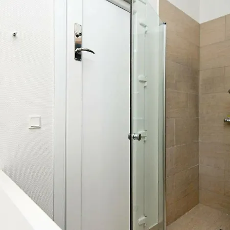 Five-bedroom In 2 *